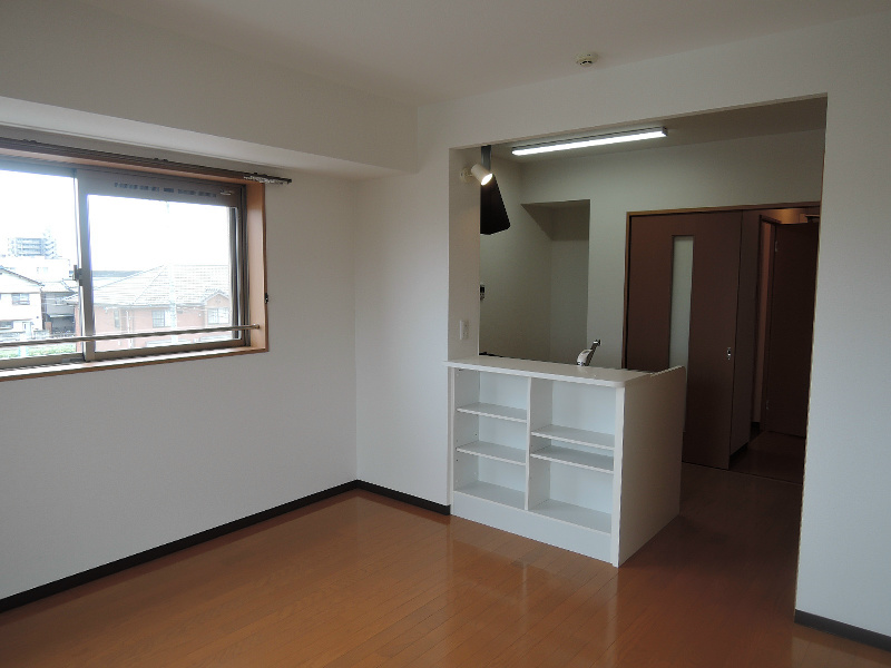 居室・リビング　最上階角部屋は２面採光で風通しも良好！