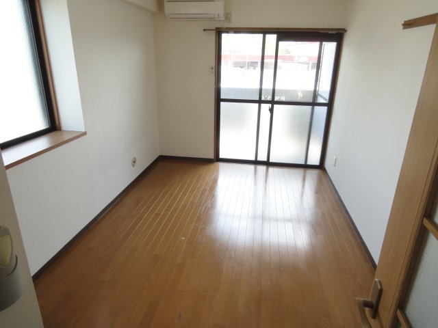 居室・リビング　同物件別号室