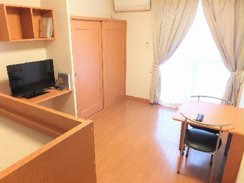 居室・リビング　カーテンやテーブル、テレビも備え付けです