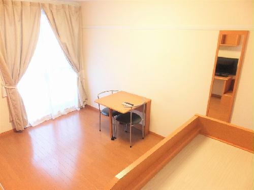 居室・リビング　テーブルは折り畳み式です