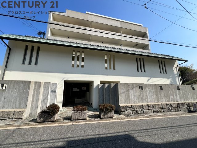 建物外観　オートロックで外部の人間が簡単に出入りできないため安心です。