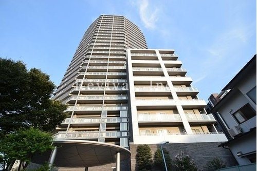 建物外観　一際存在感を放つ神楽坂のシンボルタワーです