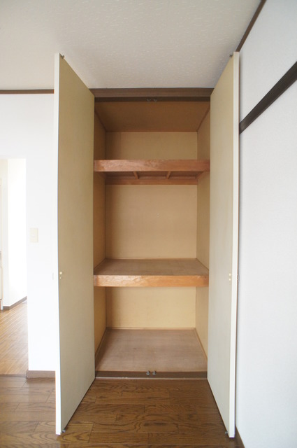 収納　収納ボックスを置いたり、工夫しながら衣類を収納できます♪