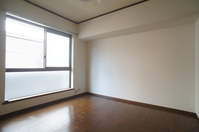 居室・リビング　室内は木の温もりが優しいフローリングです♪