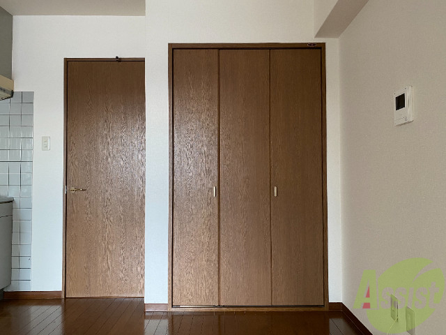 収納　キッチン横の扉の所が収納になっています。