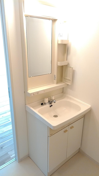 洗面設備　シャワー付きの洗面化粧台もあります＊