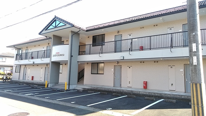 建物外観　駐車場１台付き◇スーパーやコンビニなどが徒歩近くて便利です☆