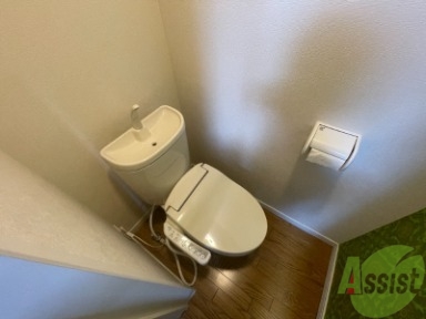 トイレ　温水洗浄便座付きのトイレは、使用しやすくうれしいですね。