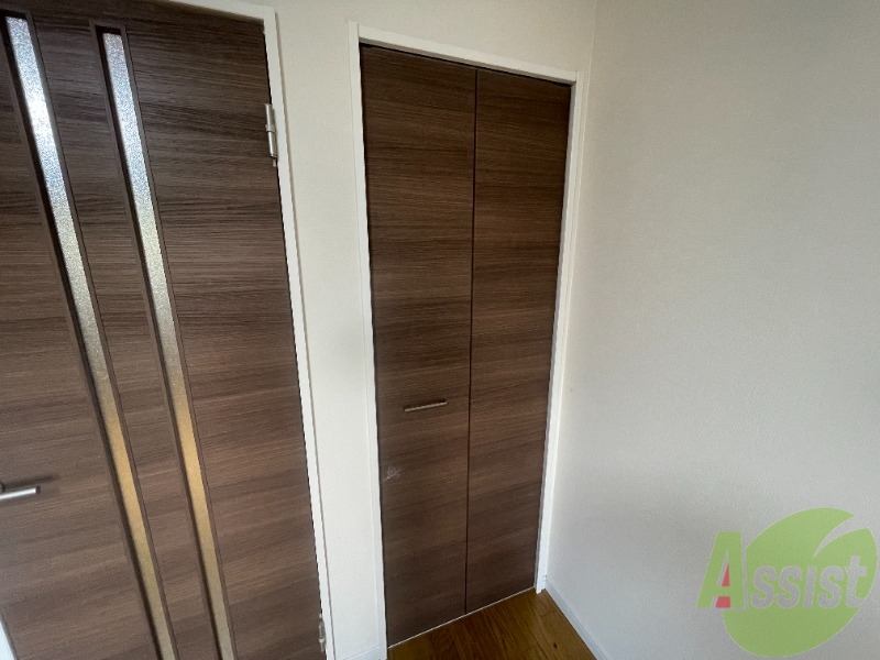 収納　洋室に収納スぺ*スがあり、アクセントクロスがオシャレですね。