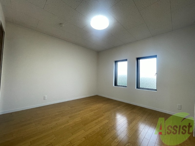 その他部屋・スペース　寝室としてもスペースに余裕があり、陽当たりが良いですね。