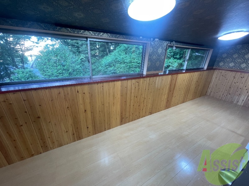 バルコニー　サンルームがあるので、こちらで洗濯物を干せますね。