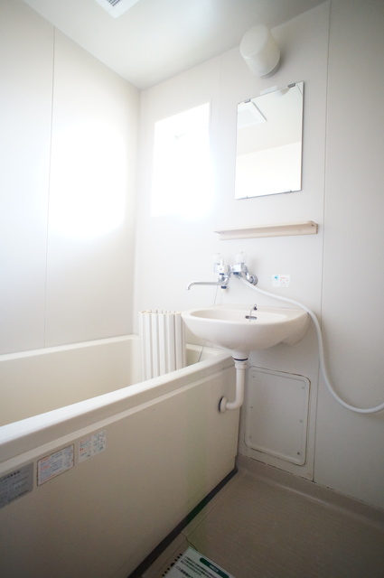 バス・シャワールーム　自然光のはいる窓付きのバスルームです♪