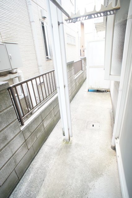 バルコニー　バルコニーがあるので洗濯物を太陽の下で干すことができます♪