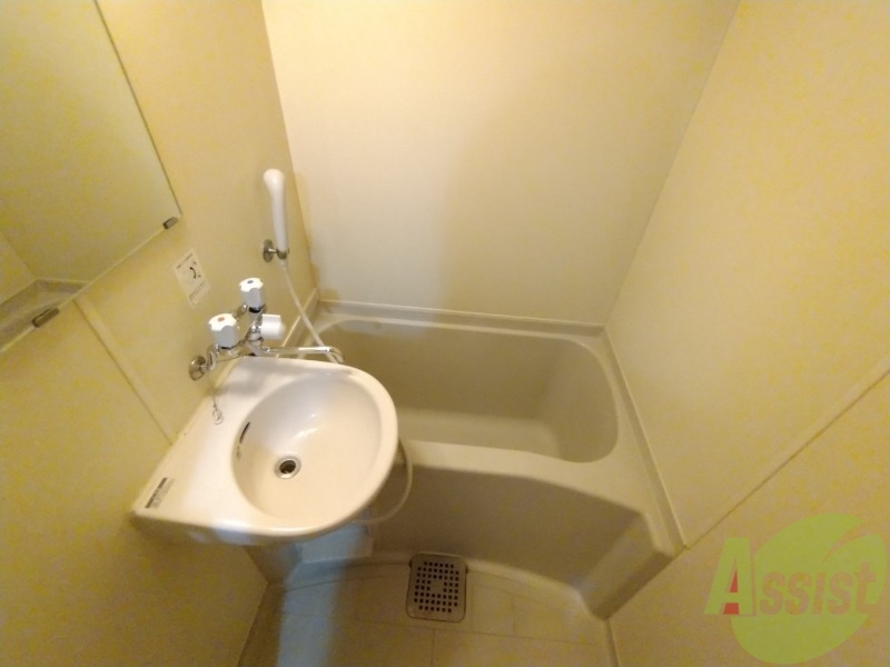 バス・シャワールーム　お風呂です。少し狭いですがシャワーするには十分ですね。