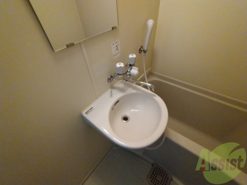 洗面設備　ユニットバス内の洗面台です。朝の身支度もスムーズです。