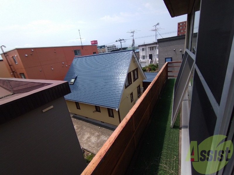 バルコニー　バルコニーは幅があり、広い印象を受けました。