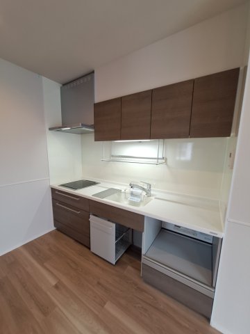 キッチン　座りながら作業ができるキッチンです。IHで火災予防に配慮