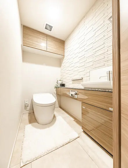 トイレ　＜トイレ＞壁面１部がエコカラット仕様です♪　※家具、備品は賃