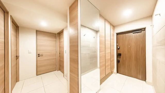 玄関　＜玄関＞玄関に大型ミラー設置済みです！