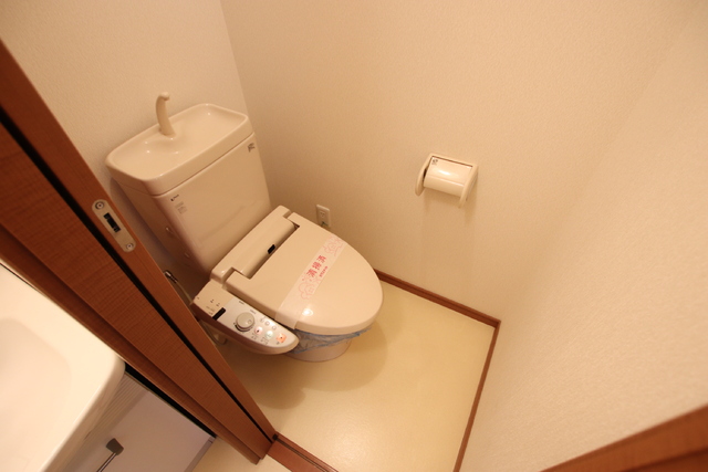 トイレ　【洗浄機能付便座です♪】