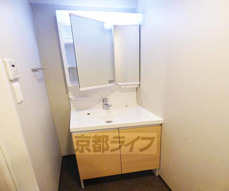 洗面設備　うれしい独立洗面台です。