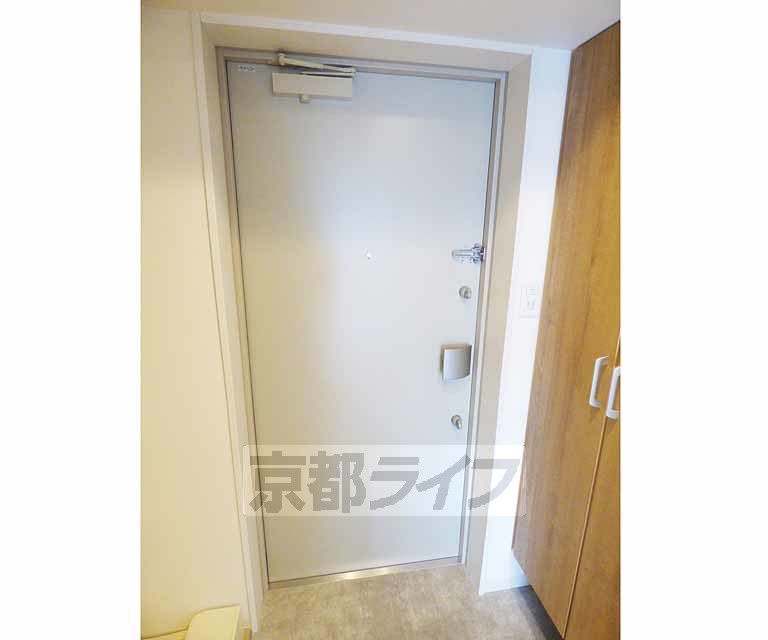 その他設備　玄関のドアです。