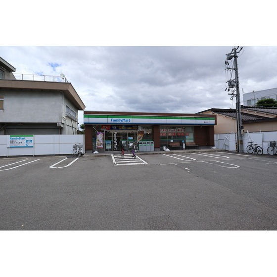 コンビニ　ファミリーマート富山大町店（コンビニ）まで550m