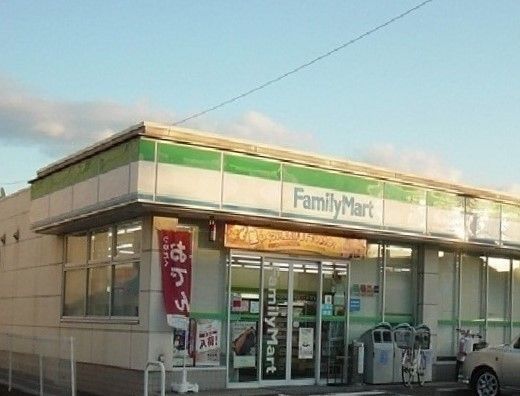 コンビニ　ファミリーマート（コンビニ）まで350m