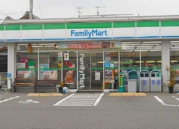 コンビニ　ファミリーマート（コンビニ）まで450m
