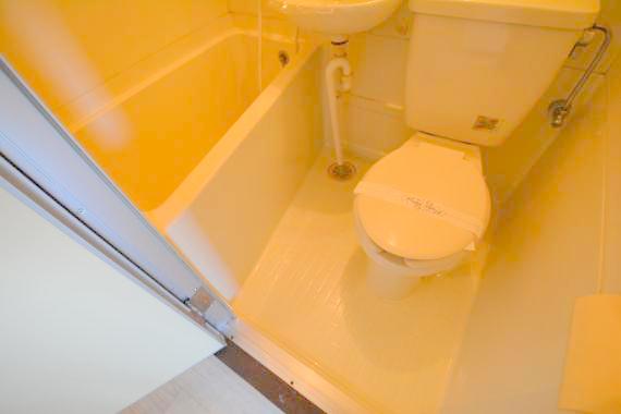 バス・シャワールーム　お風呂・トイレが一緒だとお部屋が広く使えますね。