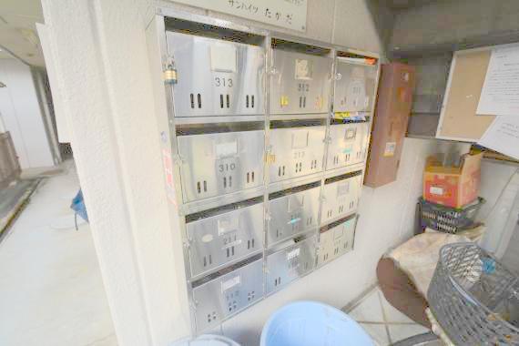 ロビー　ロビーにある各部屋毎のメールボックス。