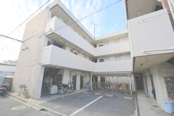 建物外観　閑静な住宅地にある、落ちついた色合いのキレイな建物です。