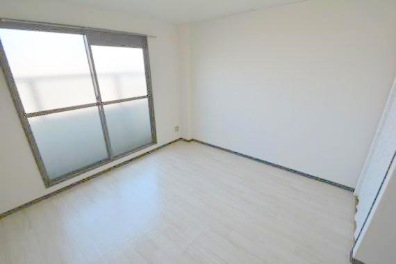 居室・リビング　窓が大きいので圧迫感がありません。日光浴が日課になりそう。