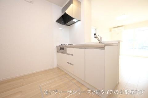 キッチン　ガスコンロとグリル付システムキッチン