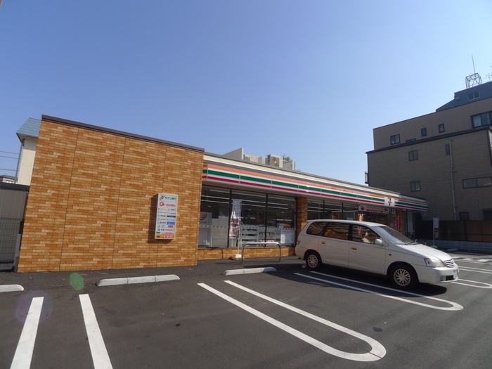 コンビニ　セブンイレブン（コンビニ）まで136m