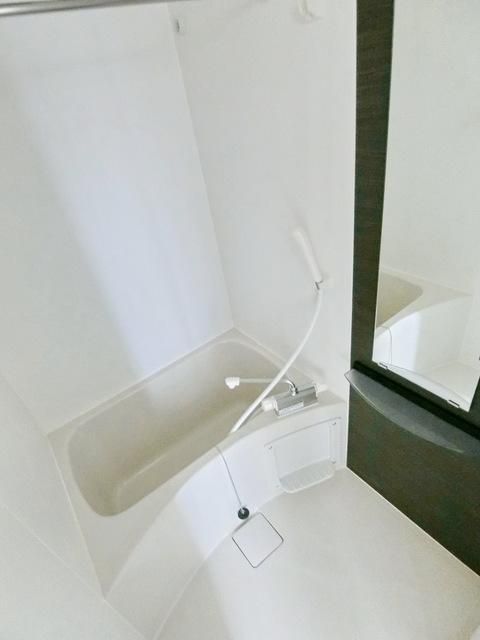バス・シャワールーム　♪大きな鏡とラックがついてとても便利♪