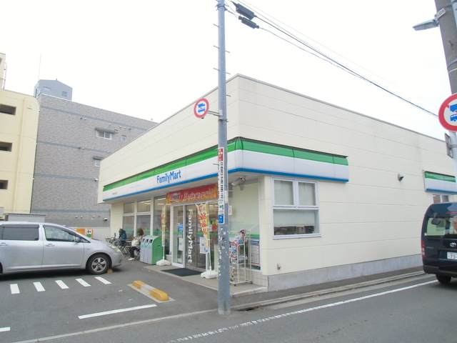 コンビニ　ファミリーマート下馬駒沢通り店（コンビニ）まで254m