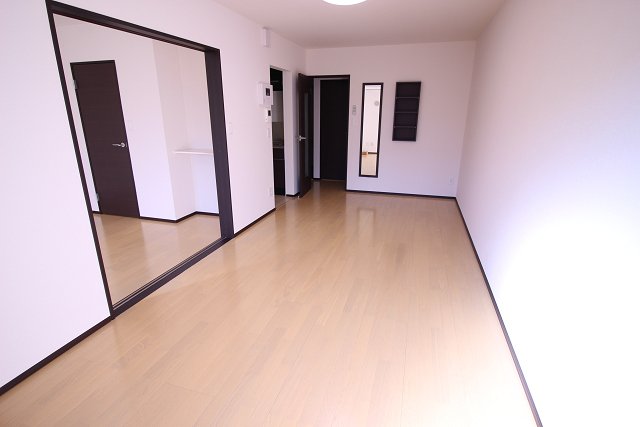 居室・リビング　広々とした室内となります。