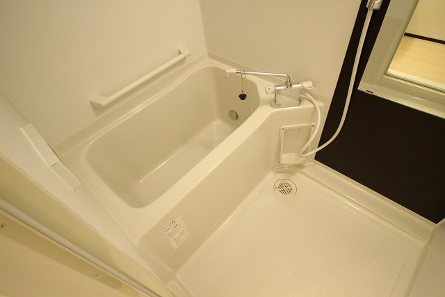 バス・シャワールーム　浴室乾燥機付きで、雨の日の洗濯物も心配不要です。