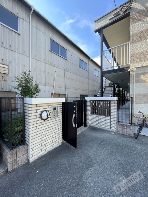 エントランス　オートロック付きで安心。防犯ガラス。