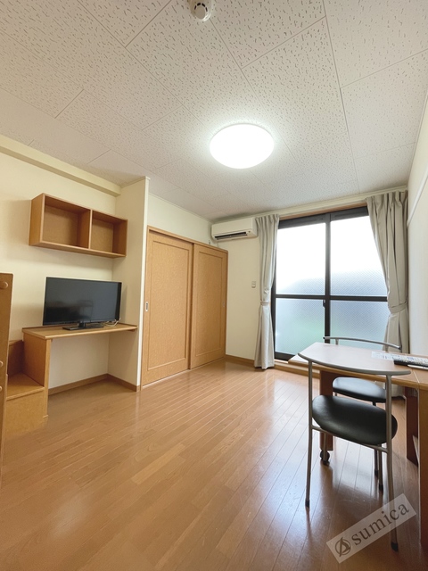 バルコニー　内装は落ち着いています。おおきな窓で明るさを演出。