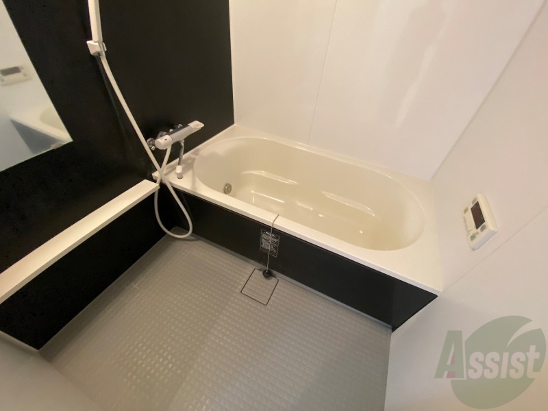 バス・シャワールーム　バスルームは狭すぎず、シャワーも浴びやすそうです。