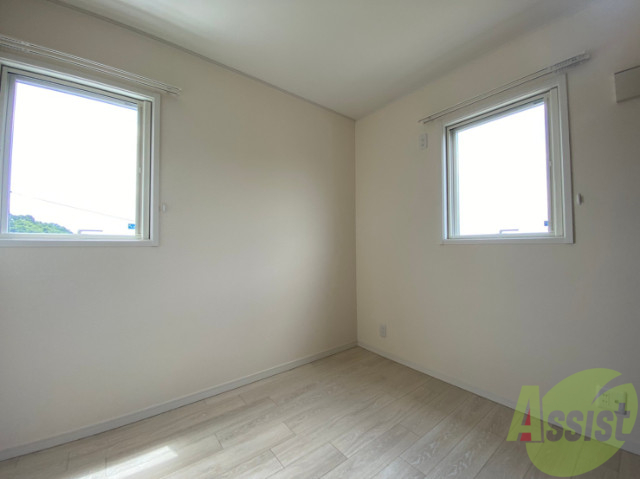 その他部屋・スペース　３．８帖の洋室のお部屋もあります。寝室にしましょう。