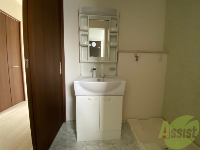 洗面設備　洗面台。朝の身支度はここでばっちり決めましょう。