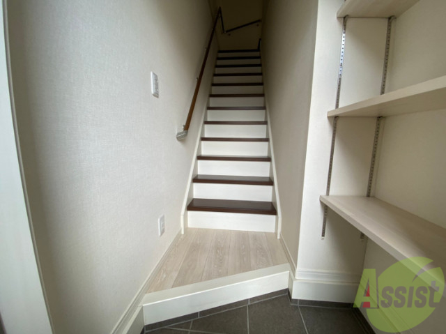 玄関　玄関から入ってすぐにお部屋が見えないので安心ですね。