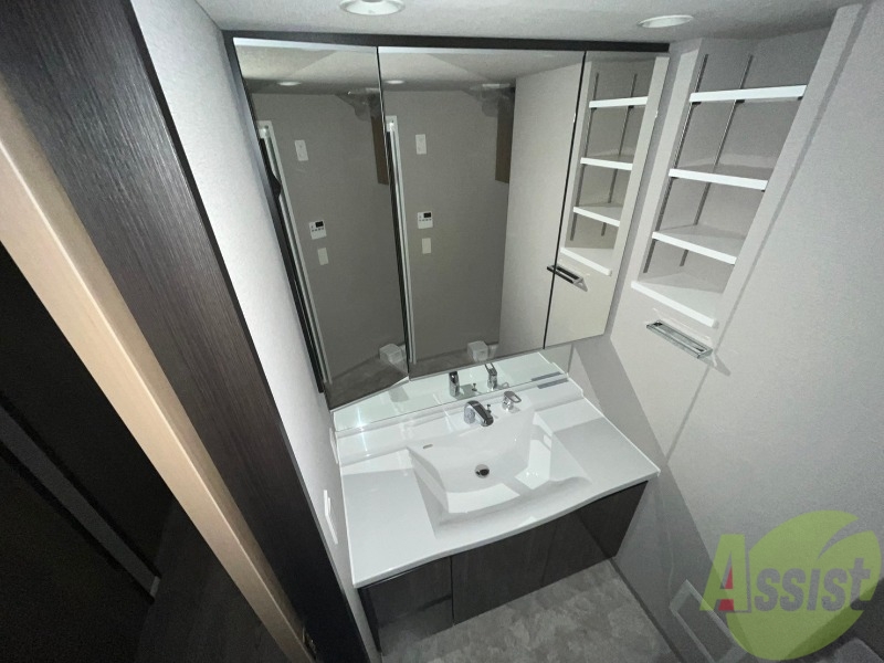 洗面設備　大きくて使いやすそうな独立洗面台になっています。