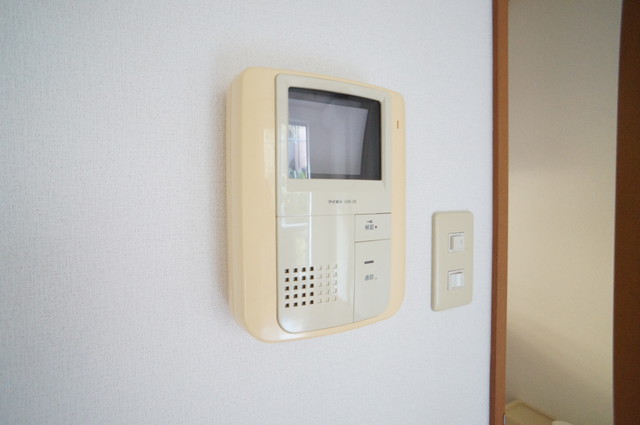 セキュリティ　映像で来訪者確認ができる、ＴＶモニタ付インターホン付き◎