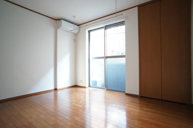 居室・リビング　南向きで明るいお部屋！暖かな日差しが入ります♪