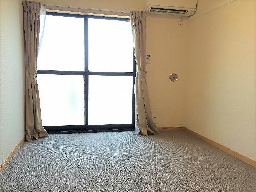 居室・リビング　お部屋によって絨毯の種類・家電のメーカー等が異なります