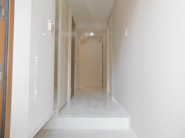 玄関　同間取り別部屋の写真です。